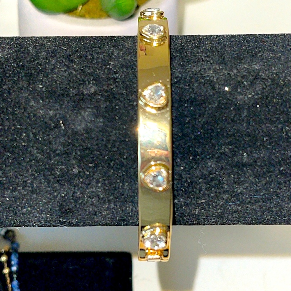 NWT- On-34th chain gold studded bangle.